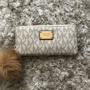 Michael Kors Women’s Wallet (GREAT CONDITION)